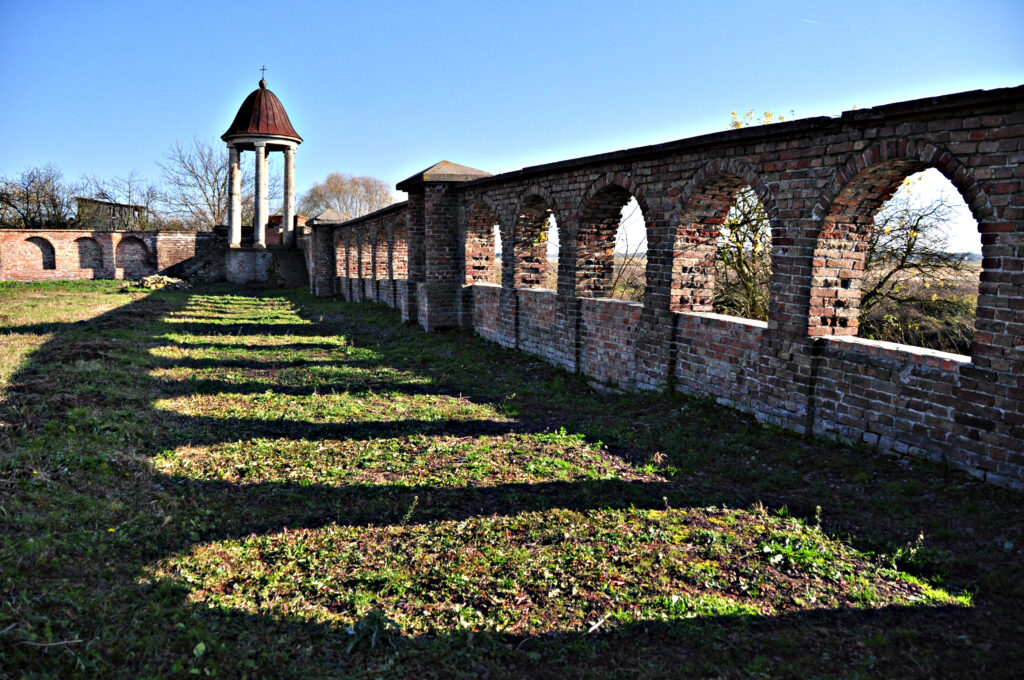 Що подивитись в селі Татарів 3 Замок Чепел